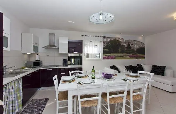 Holiday Tanja * Póla